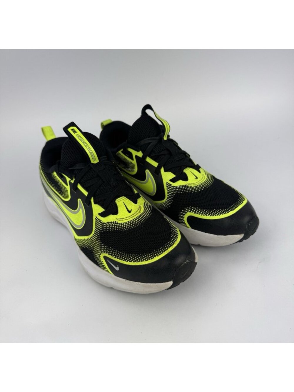 Nike Cosmic Runner Kids Black Volt Yellow Running Shoes HM4402-005 Size 4.5Y